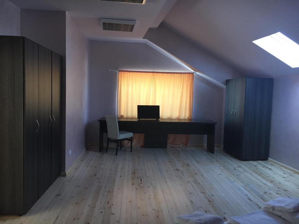 ein leeres Zimmer mit einem Schreibtisch und einem Fenster in der Unterkunft The Old House in Oryakhovo