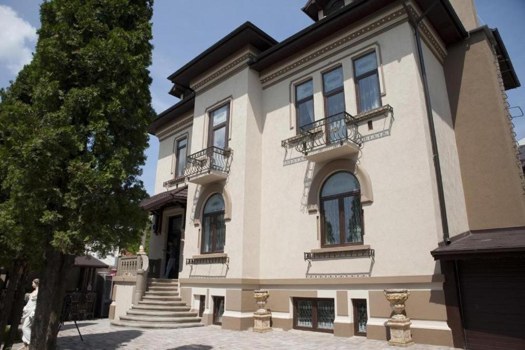 Clădirea în care este situat/ăhotelul