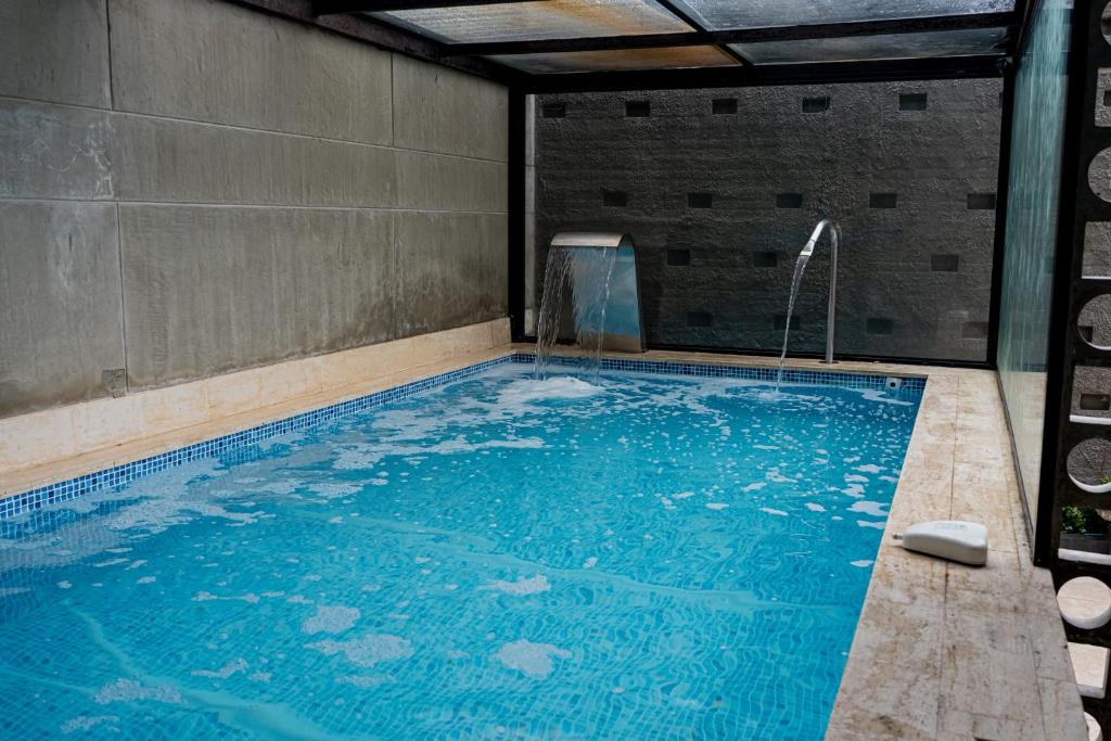 a swimming pool with blue water in a building at Espectacular Apartaestudio con Piscina sobre la calle 100 in Bogotá