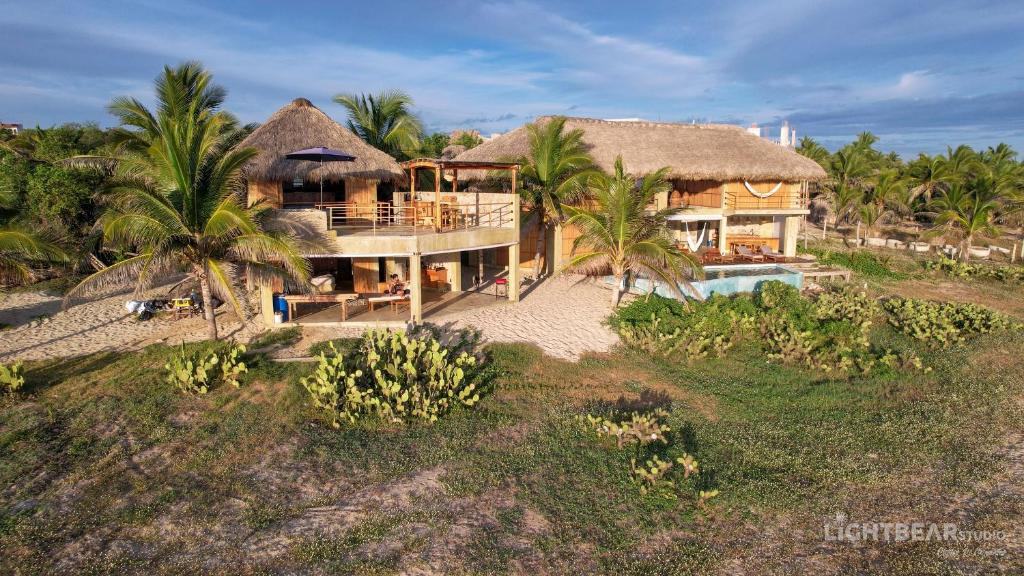 Luftaufnahme eines Hauses mit Pool in der Unterkunft UtopiAmar Beach House & Suites in Playa Agua Blanca