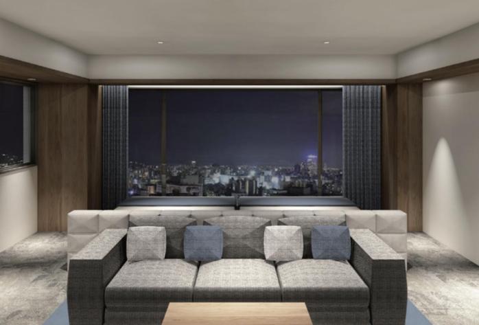 ein Wohnzimmer mit Couch und großem Fenster in der Unterkunft ランドーホテル札幌プレステージ in Sapporo