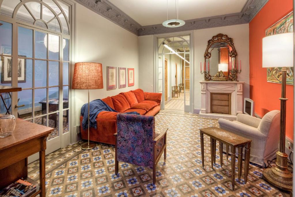 バルセロナにあるHabitat apartments Barcelona Centerのリビングルーム(オレンジ色のソファ、暖炉付)