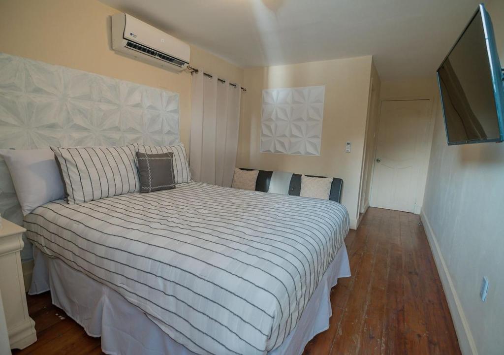 Postel nebo postele na pokoji v ubytování Hotel room in the heart of West End, Hotel Beach Front