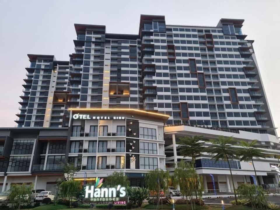 un gran edificio de apartamentos con un cartel en Hann's Residence 2 - Anna 温馨公寓式的住宅, en Sibu