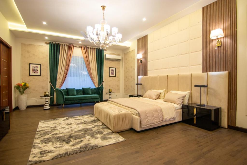 Rúm í herbergi á Hotel Vila Grand Near IGI Airport