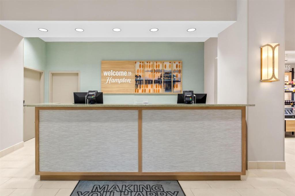 Hampton Inn & Suites St. Petersburg/Downtown photo