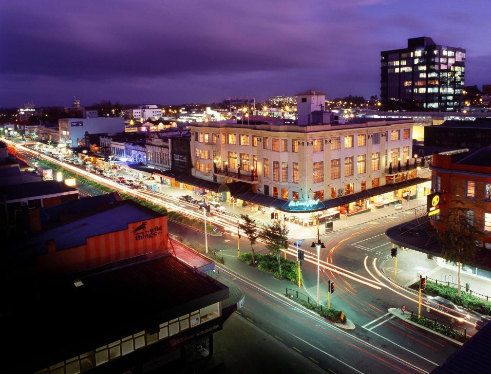 een stadsstraat 's nachts met gebouwen en straatverlichting bij VR Hamilton in Hamilton