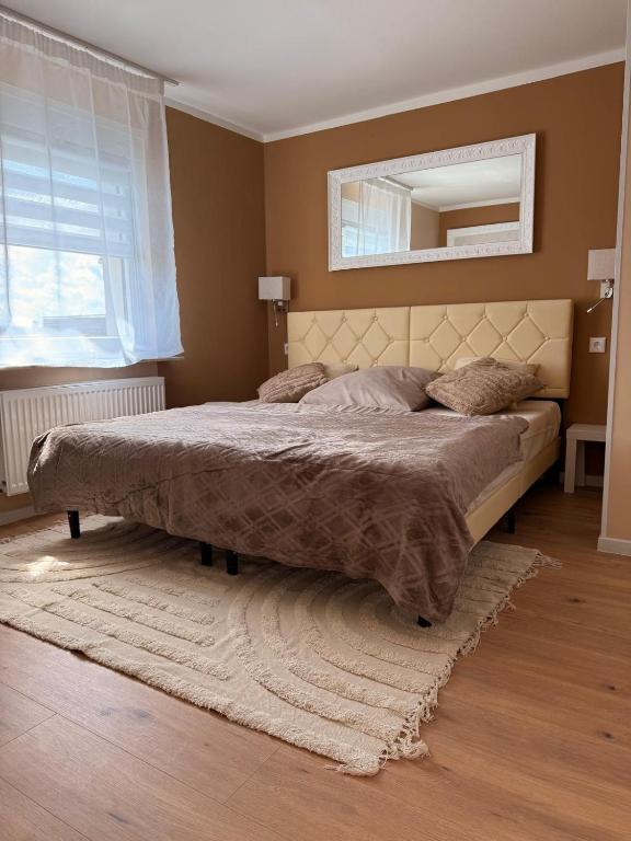 Ένα ή περισσότερα κρεβάτια σε δωμάτιο στο Appartement 2a - Gemütliche Wohnung mit Küchenzeile, Bad und Balkon