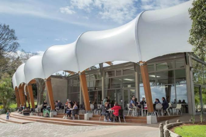 Lakeside Retreat with Swim Spa - Resim 26