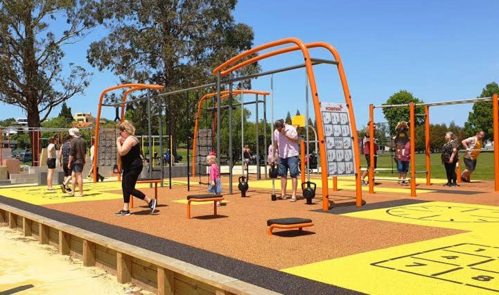 Lakeside Retreat with Swim Spa - Resim 28