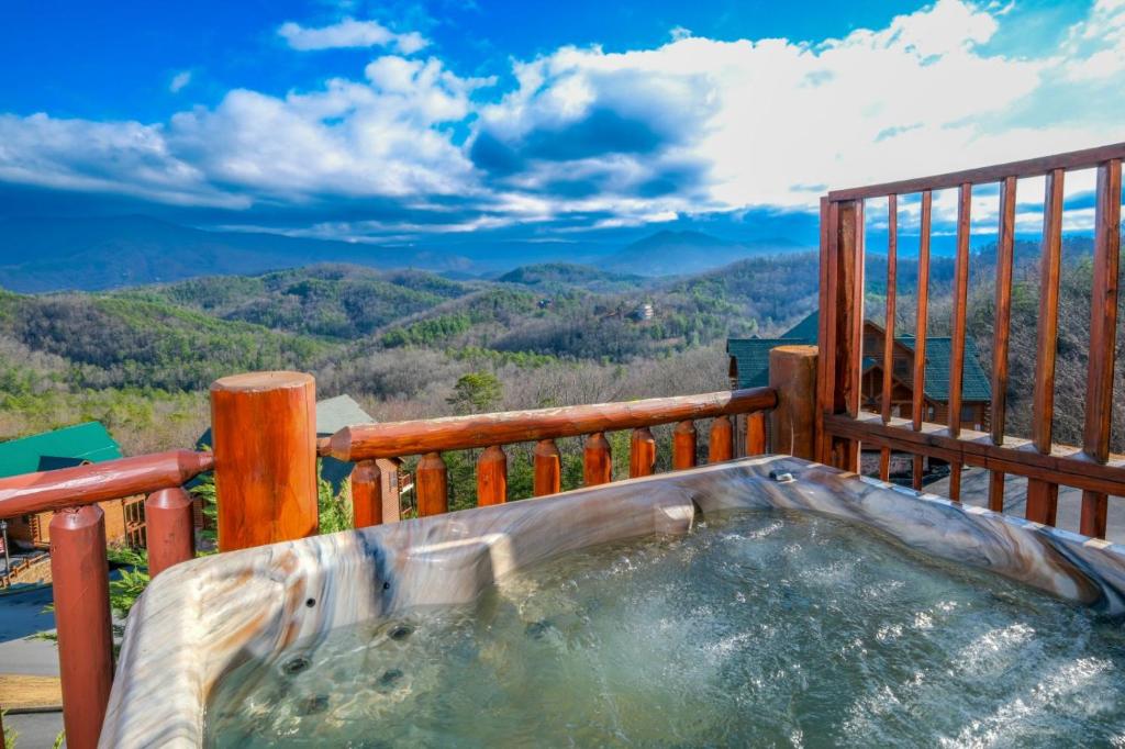 d'un bain à remous sur un balcon avec vue sur les montagnes. dans l'établissement Award Winning Views, à Sevierville
