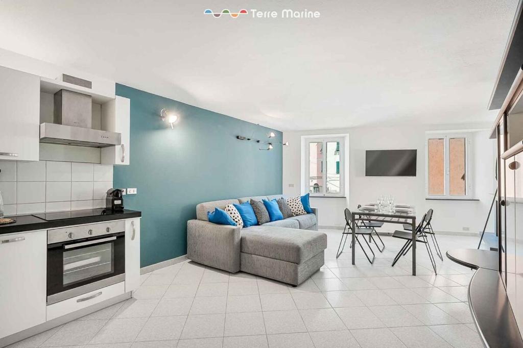 a living room with a couch and a table at Mangia, Prega, Ama TerreMarine in Riomaggiore