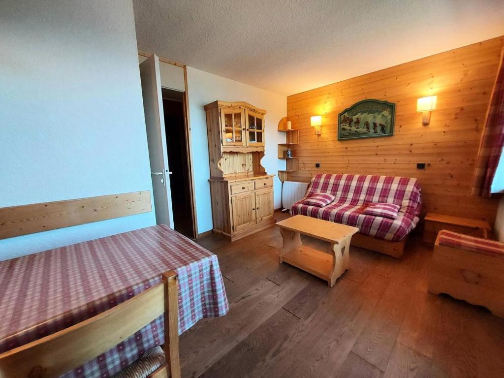 Cette chambre comprend un lit, un canapé et une table. dans l'établissement Résidence Cote Soleil G - COTE SOLEIL 31 MAE-5921, à Valmorel
