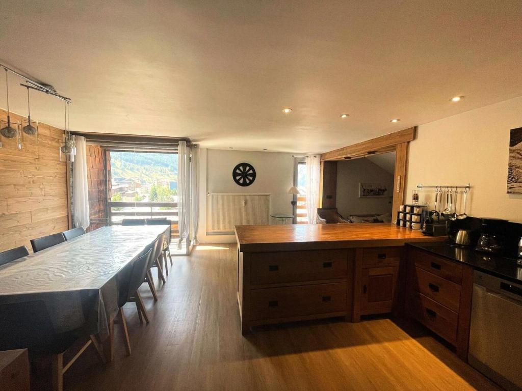 une cuisine avec une table et une salle à manger dans l'établissement Résidence Bleuets - Appartement exceptionnel pied des pistes MAE-5371, à Vénosc