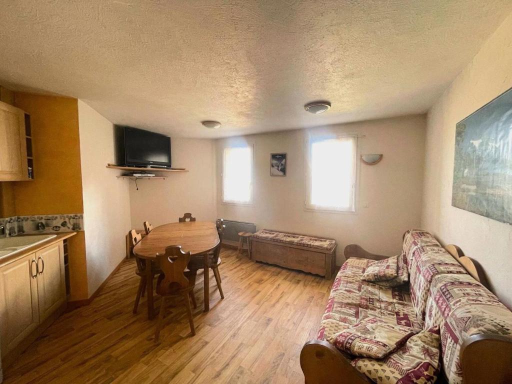 un salon avec un canapé et une table dans l'établissement Résidence Meije - Spacieux T3 avec coin montagne dans le village 1800, à deux pas des remontées mécaniques MAE-2441, à Vénosc