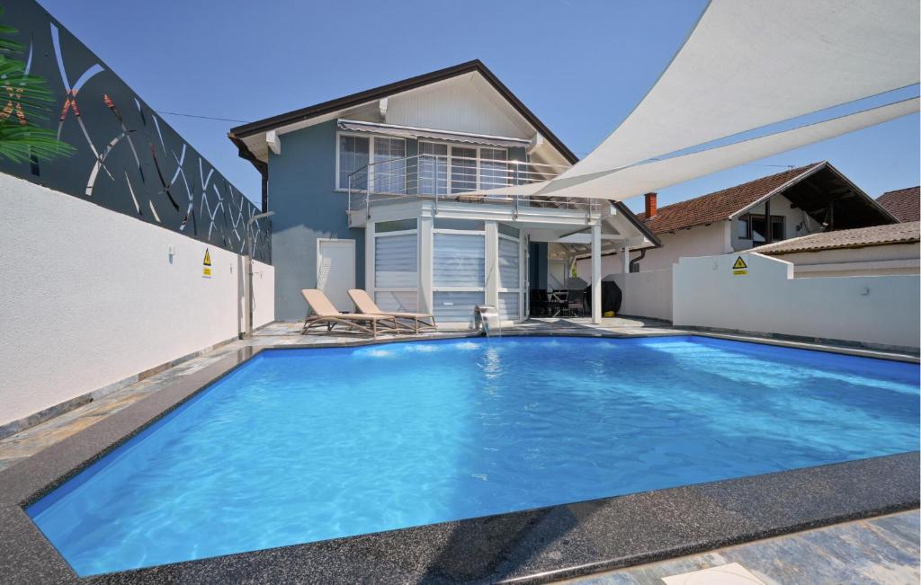 ein Swimmingpool vor einem Haus in der Unterkunft 2 Bedroom Amazing Home In Bjelovar in Bjelovar
