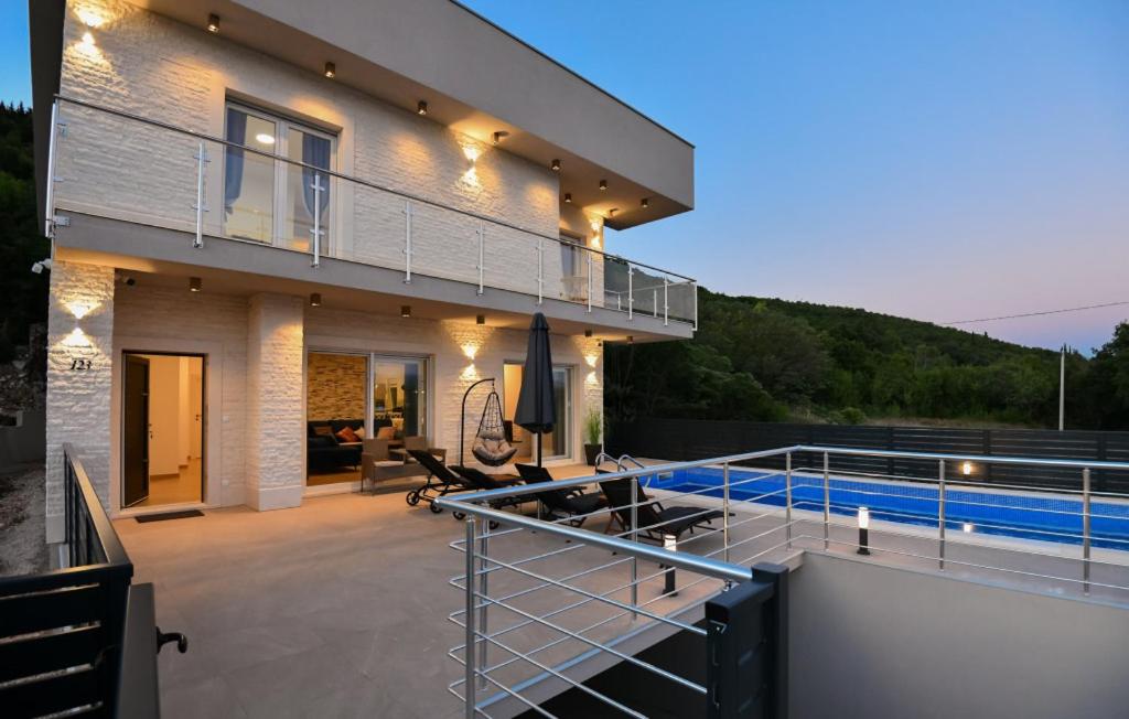 einen Balkon eines Hauses mit Pool in der Unterkunft Villa Neda Imotski-Makarska by Villas Guide in Zdilari