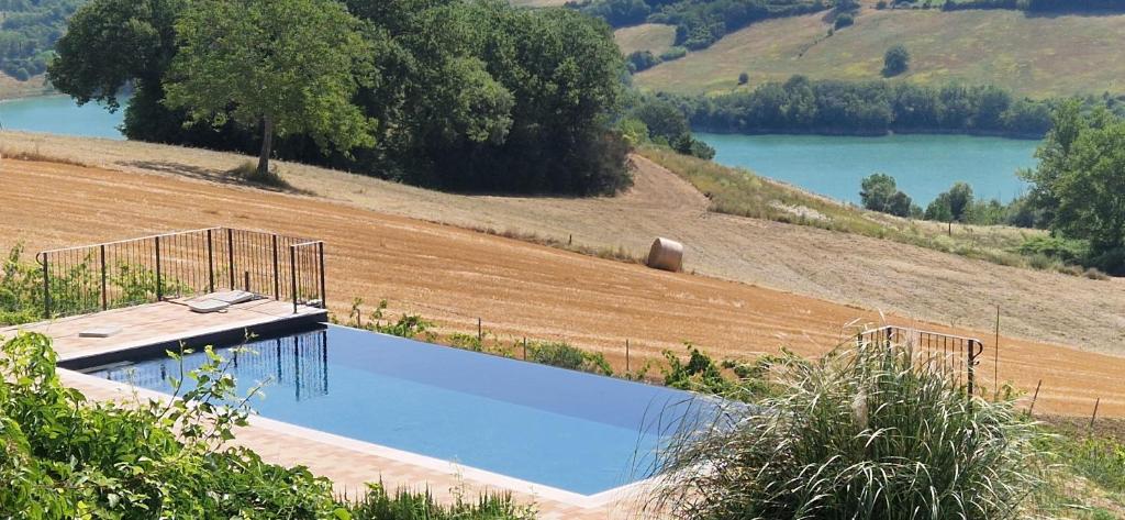Bazén v ubytování Agriturismo La Corte Sul Lago nebo v jeho okolí