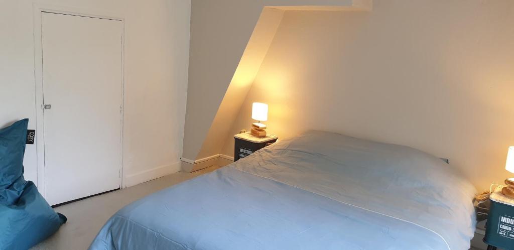 En eller flere senge i et værelse på Maison CALAIS centre ville C