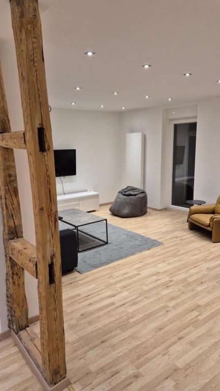 カイザースラウテルンにあるCity Central Helenenstrのソファとテーブルのあるリビングルーム