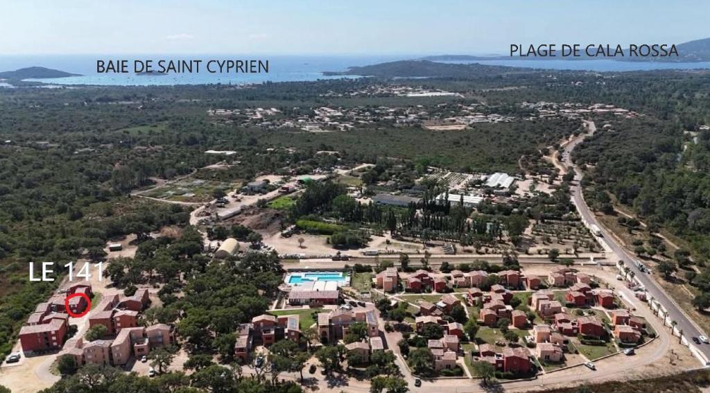 une vue aérienne d'un parc avec un complexe hôtelier dans l'établissement Joli T2 climatisé au calme à 10 mm de Porto-Vecchio dans une résidence de tourisme, à Lecci