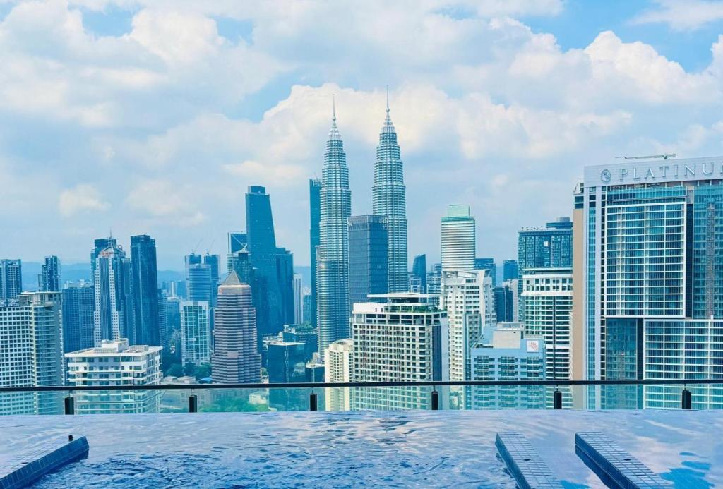 une vue sur les toits de la ville de Kuala Lumpur depuis un jacuzzi dans l'établissement The Colony Skyline Suites KLCC, à Kuala Lumpur