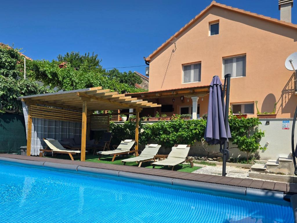 Bazén v ubytování Holiday house LUMA nebo v jeho okolí