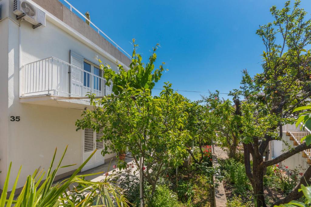 Vonkajšia záhrada v ubytovaní Apartments Nikola Stipišić