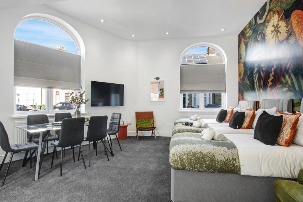 TV a/nebo společenská místnost v ubytování Stadium View Apartments – 1 Bed Cardiff City Retreat