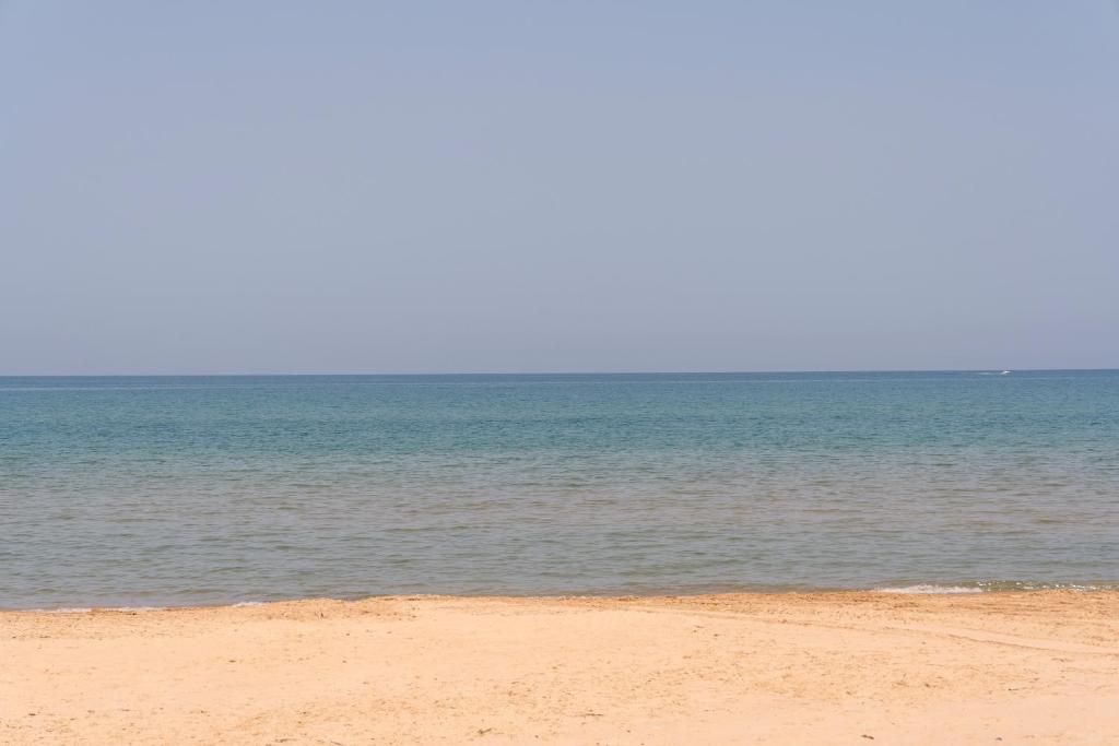 una spiaggia sabbiosa con l'oceano sullo sfondo di Sea Nest a Balestrate