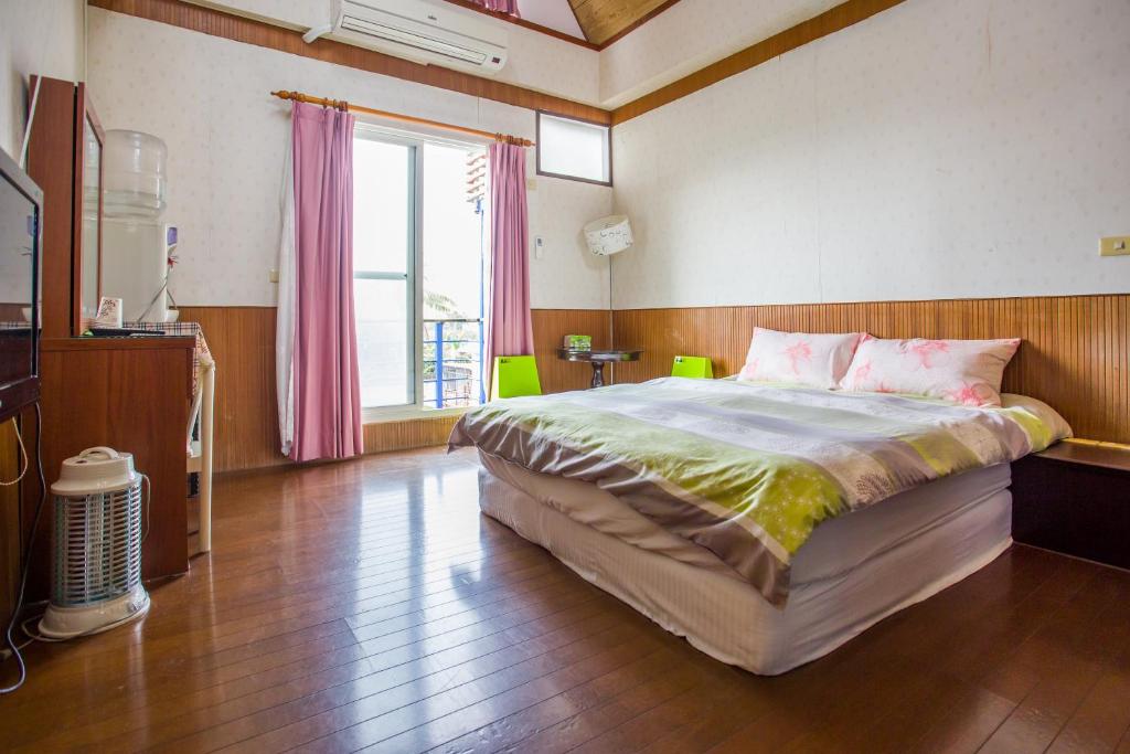 a bedroom with a large bed and a large window at Chenyuan B&amp;B in Ji&#39;an
