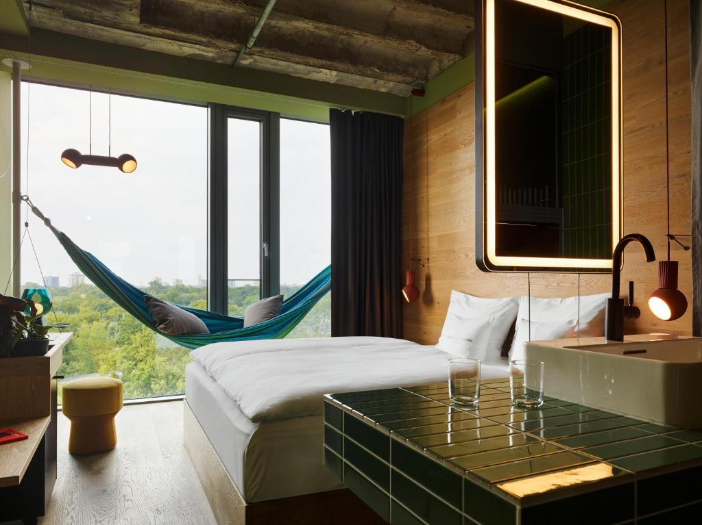 Postel nebo postele na pokoji v ubytování 25hours Hotel Bikini Berlin