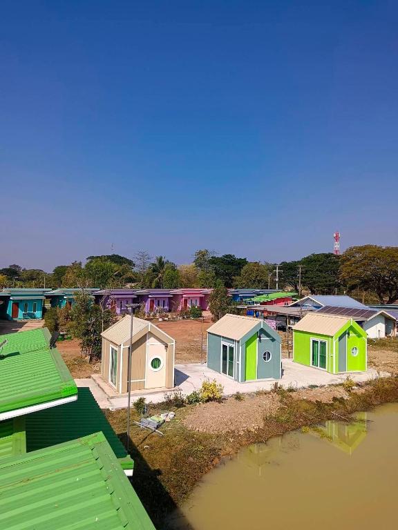 Ban Hai YongJUNPEN RESORT的一组坐落在水边的小房子