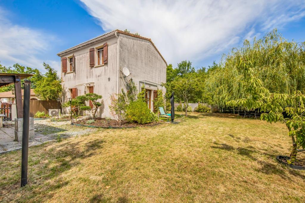 una vecchia casa con un cortile davanti di Maison de l’océan - Hourtin, Médoc a Hourtin