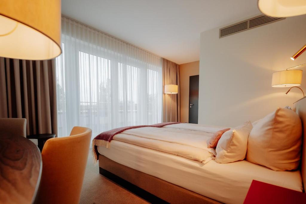 Postel nebo postele na pokoji v ubytování LOOKEN INN Lingen by Hackmann