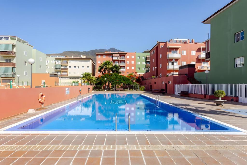 a swimming pool in the middle of a building at Sunset Gabriela in Candelaria