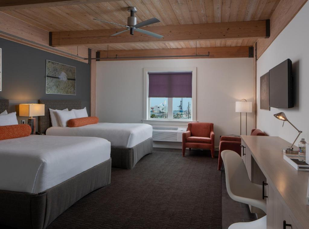 Harbor House Hotel and Marina at Pier 21 photo