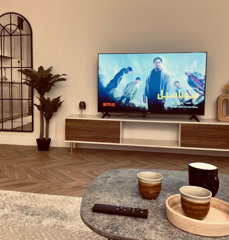 a living room with a flat screen tv at شقة بغرفة نوم وصالة in Buraydah