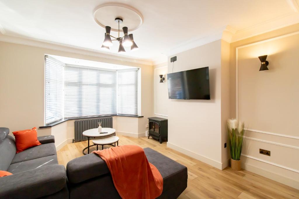 a living room with a couch and a table at LuNa Apartment-3bed Sleeps 6 - FamilyContractors in Elswick