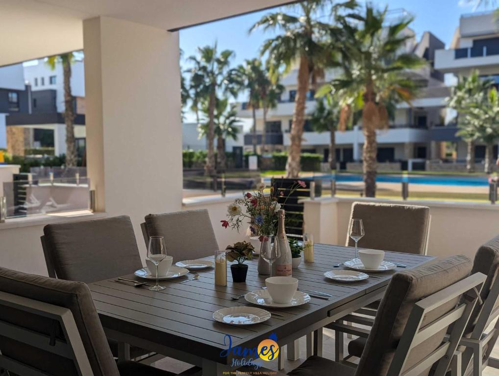 Bazén v ubytování Alfredsi Luxury Poolside Retreat Apt Duly11 nebo v jeho okolí