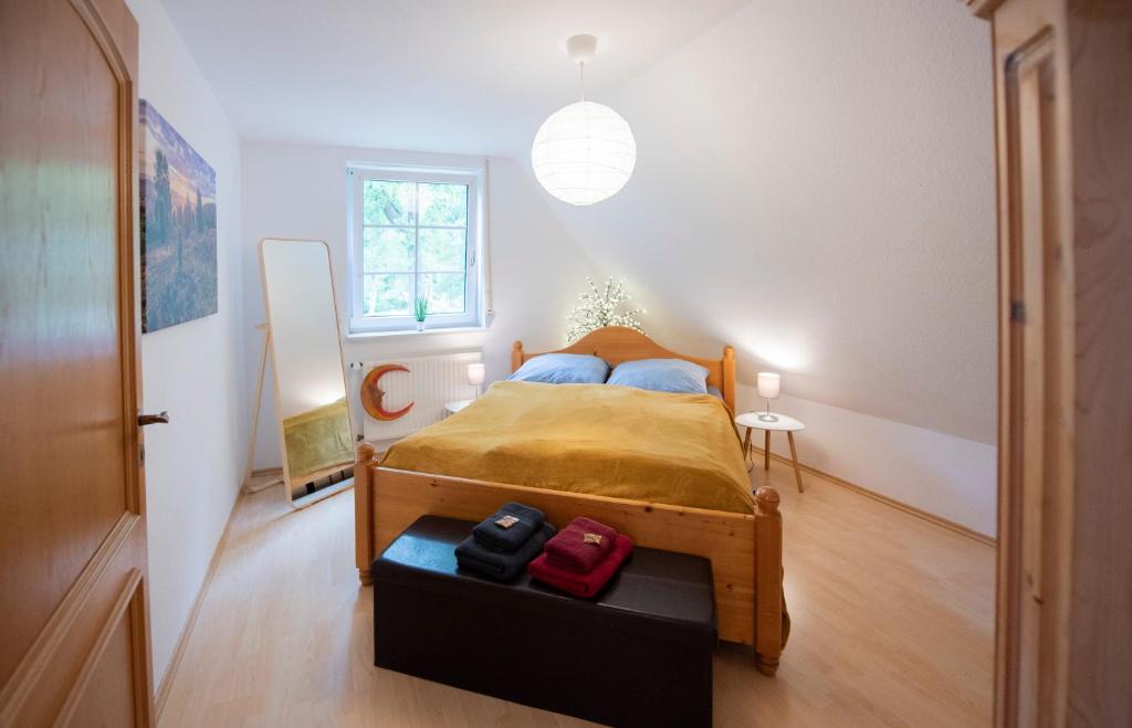 シュネーヴァーディンゲンにあるHeideidyll - Wohnung mit WLAN, Balkon, Grill & Garageの窓のある部屋にベッドがある寝室