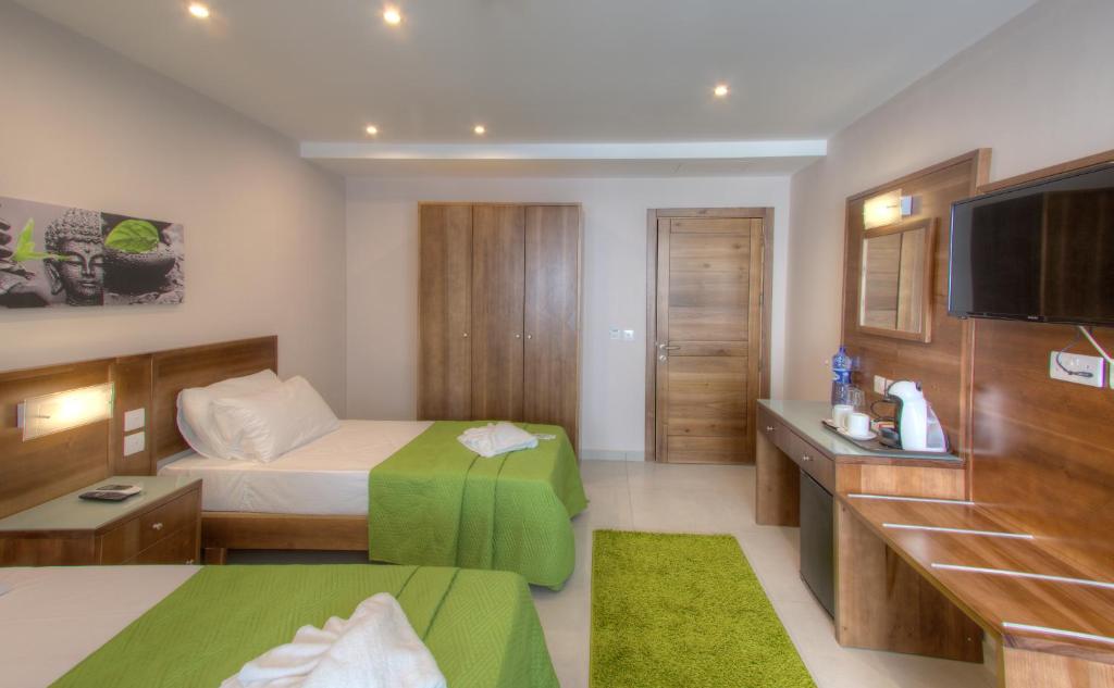 una camera d'albergo con un letto e una televisione di Cerviola Hotel a Marsaskala