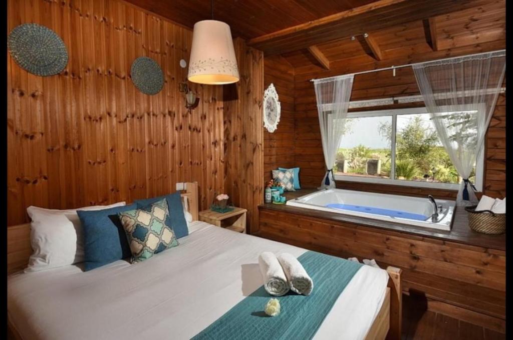 Postel nebo postele na pokoji v ubytování מול כנרת בליבנים