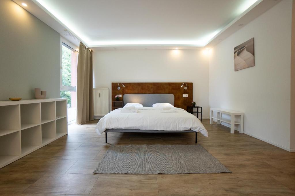 Ένα ή περισσότερα κρεβάτια σε δωμάτιο στο Modern Studio with Queen-Size Bed, Self Check-in