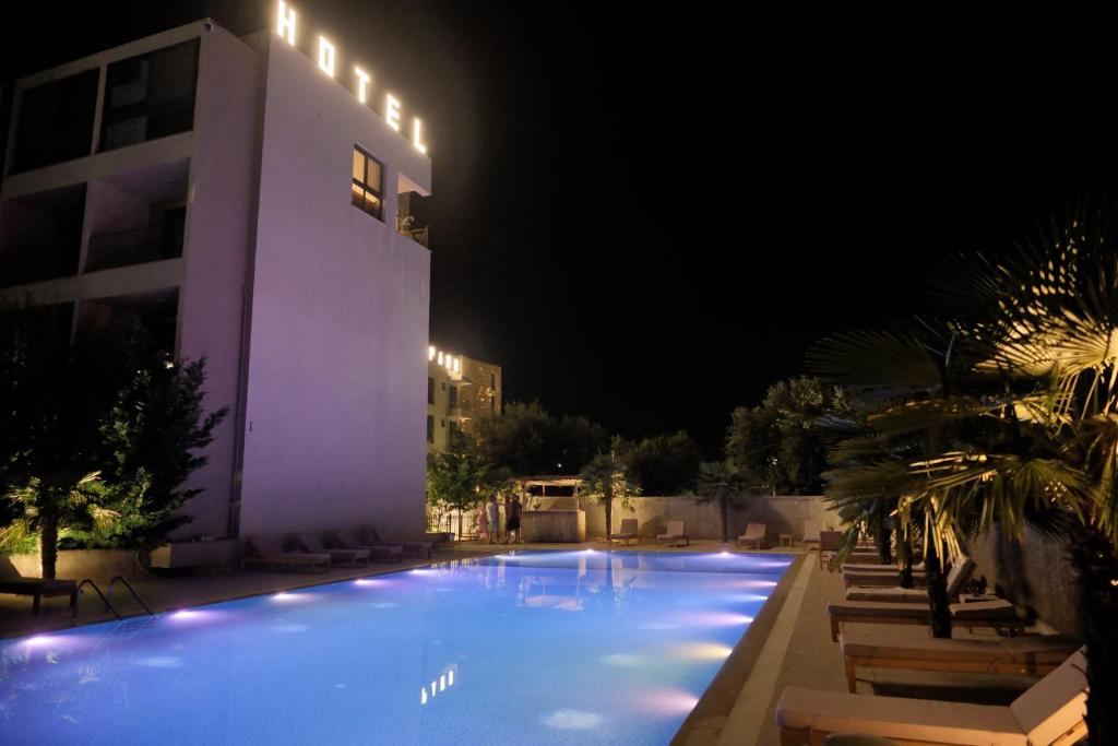 Bassein majutusasutuses Hotel Qeparo või selle lähedal