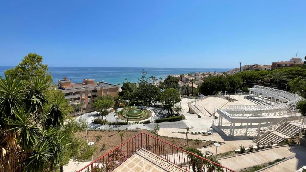 widok na miasto z oceanem w tle w obiekcie PV20A, Gran apartamento en el centro con vistas al mar w mieście Villajoyosa