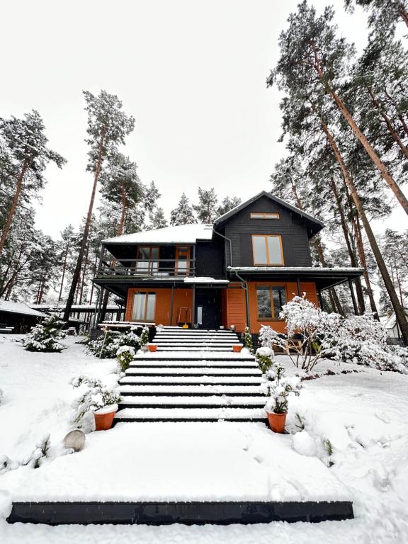 een huis met sneeuw op de trap ervoor bij Villa VILAVI Jurmala in Jūrmala