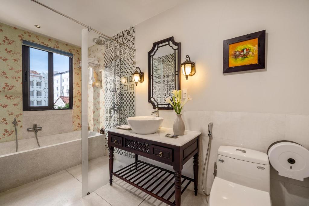 Phòng tắm tại Hoi An Rosemary Boutique Hotel & Spa - A Peaceful Retreat