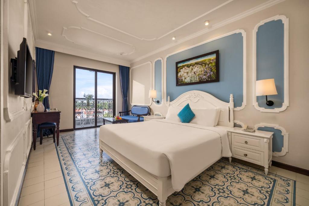 Giường trong phòng chung tại Hoi An Rosemary Boutique Hotel & Spa - A Peaceful Retreat