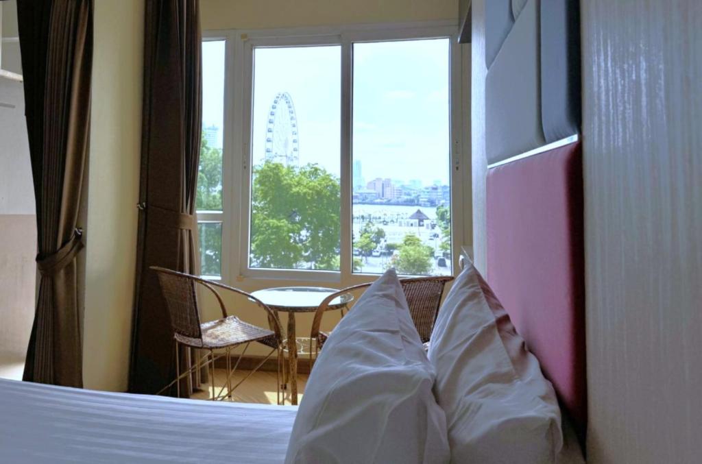 
Superior King Room with River View
